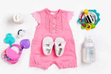 Bebek giysi ve aksesuarları beyaz arka plan üzerinde. Üstten Görünüm