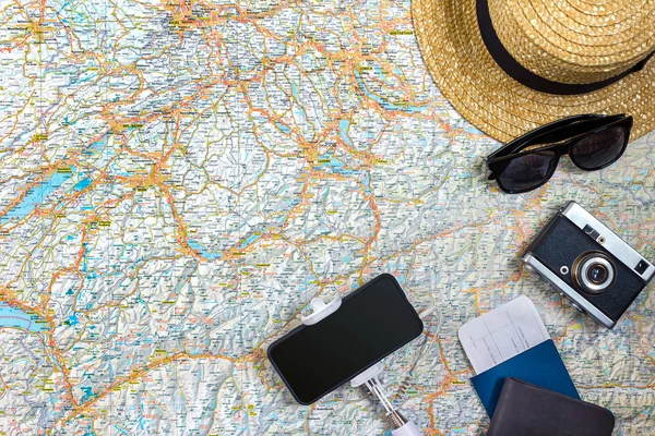 Σχέδιο, ταξίδι διακοπές αξεσουάρ ταξιδίου για ταξίδι, τουρισμός mockup - στολή του ταξιδιώτη στο φόντο του χάρτη. Επίπεδη lay και copyspace. — Φωτογραφία Αρχείου