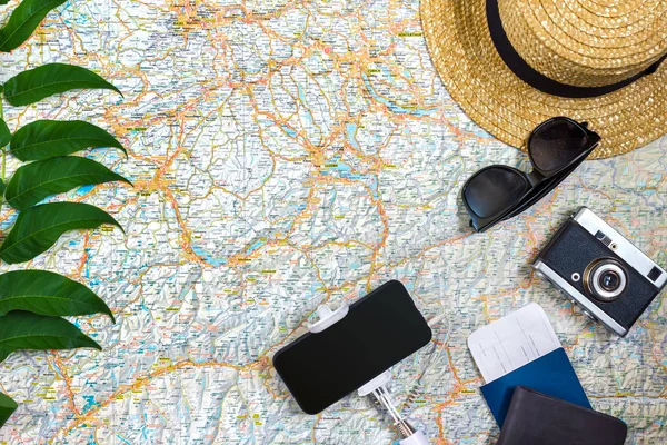 Plan de viaje, accesorios de viaje de vacaciones para el viaje, maqueta de turismo - Traje de viajero en el fondo del mapa. Colocación plana y copyspace . — Foto de Stock