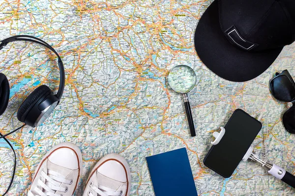 Plan de viaje, accesorios de viaje de vacaciones para el viaje, maqueta de turismo - Traje de viajero en el fondo del mapa. Colocación plana y copyspace . — Foto de Stock