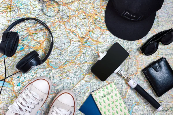 Plan de viaje, accesorios de viaje de vacaciones para el viaje, maqueta de turismo - Traje de viajero en el fondo del mapa. Colocación plana y copyspace . —  Fotos de Stock