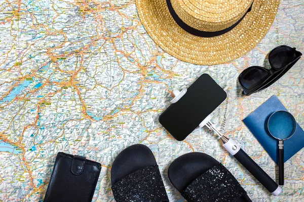 Reisbenodigdheden plan, reis vakantie voor reis, toerisme mockup - Outfit van reiziger op kaart achtergrond. Platte lay en copyspace. — Stockfoto