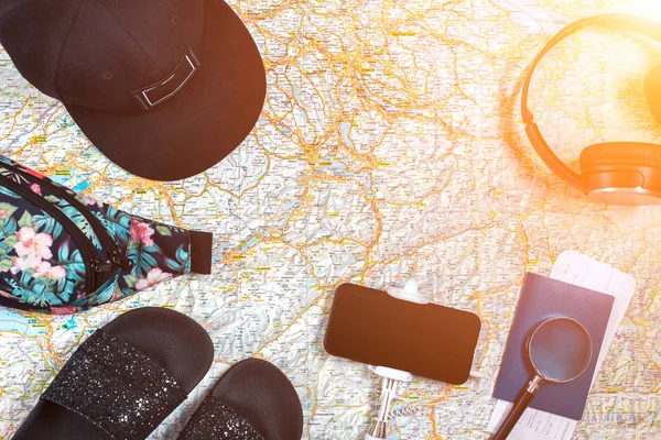 Accesorios para viajes. Pasaporte, sombrero, teléfono inteligente y mapa de viajes. Vista superior. Bengala solar — Foto de Stock