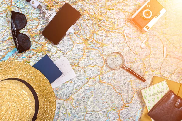 Accesorios para viajes. Pasaporte, sombrero, teléfono inteligente y mapa de viajes. Vista superior. Bengala solar — Foto de Stock