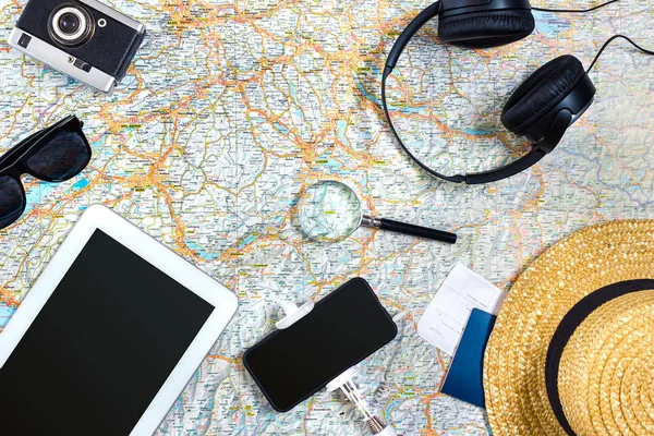 Plan de viaje, accesorios de viaje de vacaciones para el viaje, maqueta de turismo - Traje de viajero en el fondo del mapa. Colocación plana y copyspace . — Foto de Stock