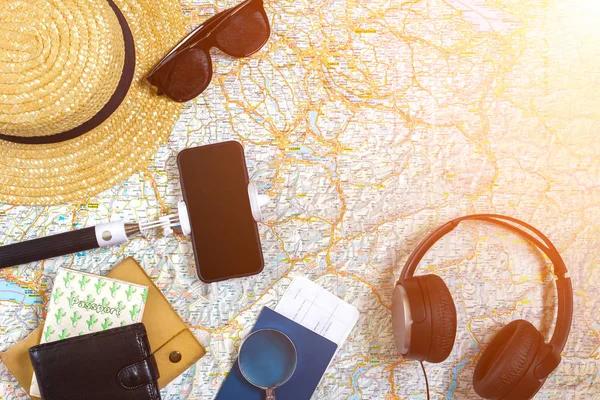 Accesorios para viajes. Pasaporte, sombrero, teléfono inteligente y mapa de viajes. Vista superior. Bengala solar —  Fotos de Stock