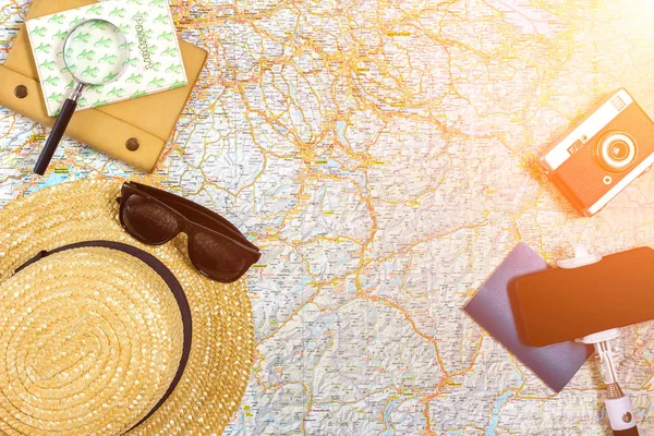Reiseplan, Reise Urlaub Zubehör für Reise, Tourismus Attrappe - Outfit des Reisenden auf der Landkarte Hintergrund. Sonneneruption — Stockfoto