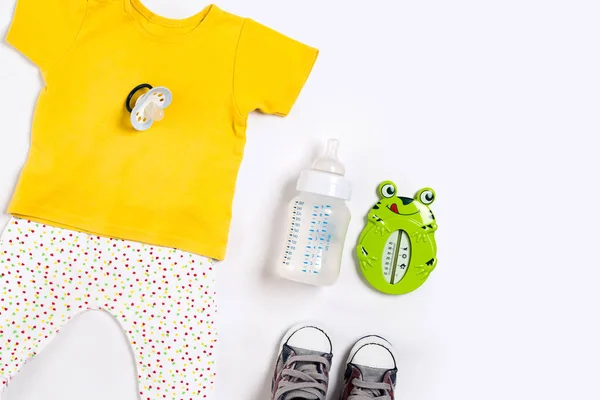 Roupas de bebê e acessórios em fundo branco. Vista superior — Fotografia de Stock