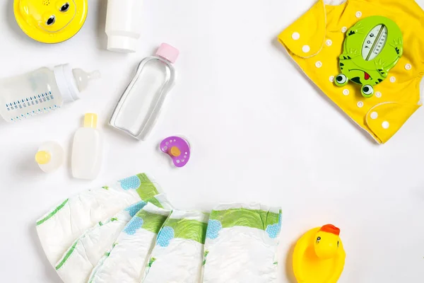 Bebek eşyaları bebek bezi, Bebek pudrası, kremi, şampuan, kopya alanı ile beyaz arka plan üzerine. Üstten Görünüm veya düz lay. — Stok fotoğraf