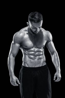 Poz yapan kaslı vücut geliştirmeci adam