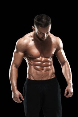 Poz yapan kaslı vücut geliştirmeci adam