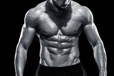 Poz yapan kaslı vücut geliştirmeci adam