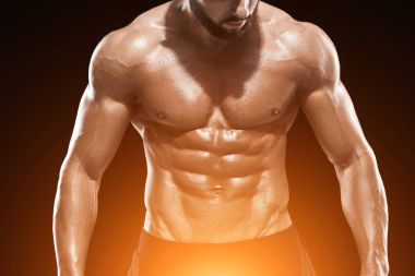 Poz yapan kaslı vücut geliştirmeci adam