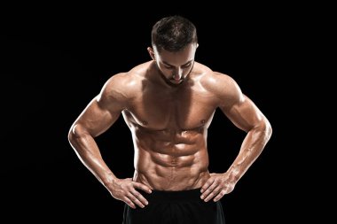 Poz yapan kaslı vücut geliştirmeci adam