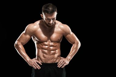 Poz yapan kaslı vücut geliştirmeci adam