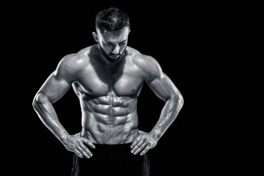 Poz yapan kaslı vücut geliştirmeci adam