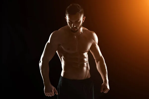 Muskulöse Bodybuilder Kerl tun posieren — Stockfoto