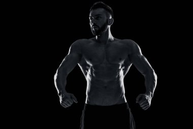 Poz yapan kaslı vücut geliştirmeci adam