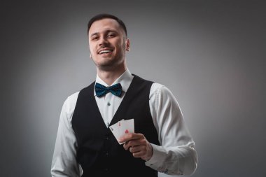 onun elinde iki as olan yakışıklı poker oyuncusu