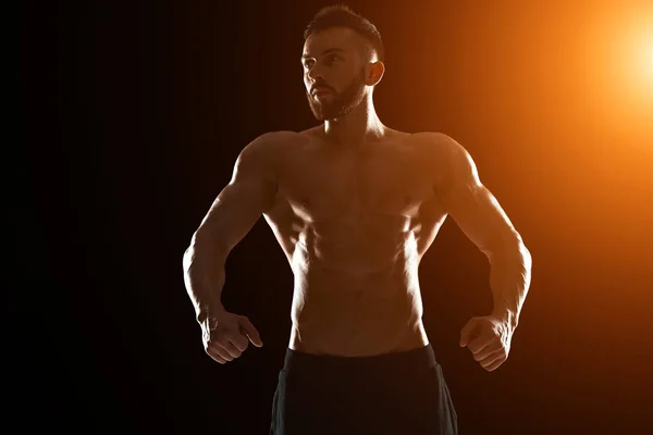 Muscular culturista chico haciendo posando — Foto de Stock