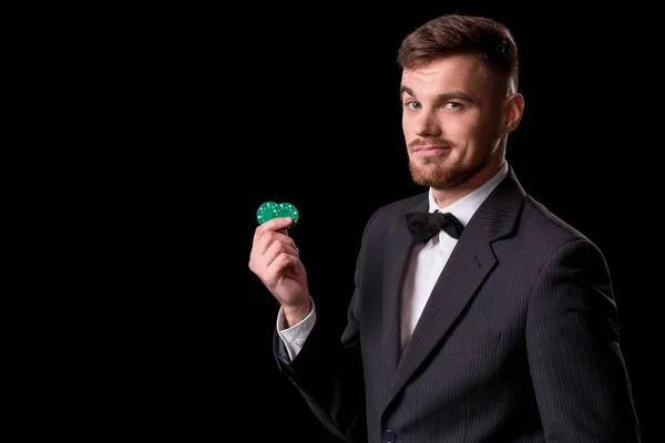 Ο άνθρωπος σε ένα κοστούμι που ποζάρει με μάρκες για τα τυχερά παιχνίδια — Φωτογραφία Αρχείου