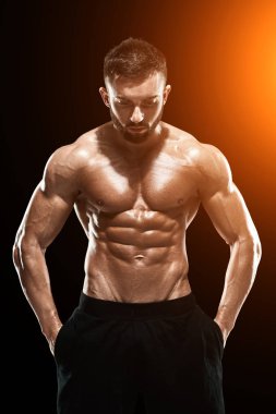 Poz yapan kaslı vücut geliştirmeci adam