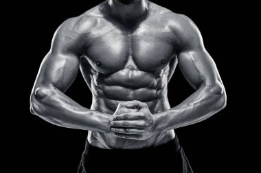 çok kaslı adam Studio çıplak gövde ile poz