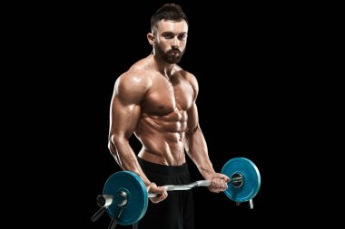 Kaslı adam koyu arka plan üzerinde ağırlık kaldırma