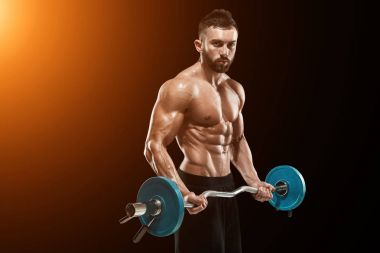 Kaslı adam koyu arka plan üzerinde ağırlık kaldırma