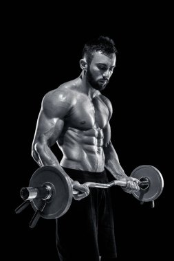 Kaslı adam koyu arka plan üzerinde ağırlık kaldırma