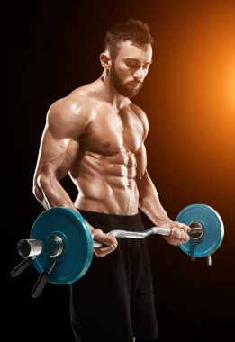 Kaslı adam koyu arka plan üzerinde ağırlık kaldırma