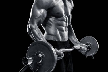 Kaslı adam koyu arka plan üzerinde ağırlık kaldırma