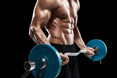 Kaslı adam koyu arka plan üzerinde ağırlık kaldırma
