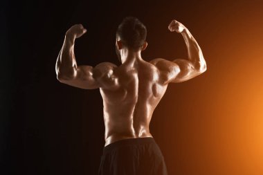 çok kaslı adam Studio çıplak gövde ile poz