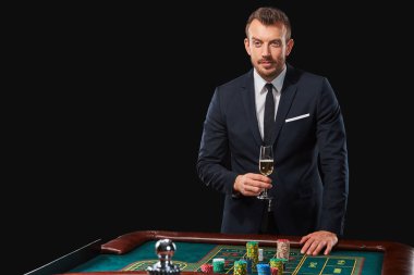 rulet oynamaya takım elbiseli adam. kumar bağımlılığı.