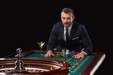 rulet oynamaya takım elbiseli adam. kumar bağımlılığı.