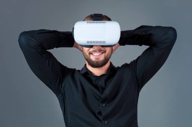 Vr kulaklık kullanarak ve gri arka plan üzerinde sanal gerçeklik karşılaşan duygusal delikanlı