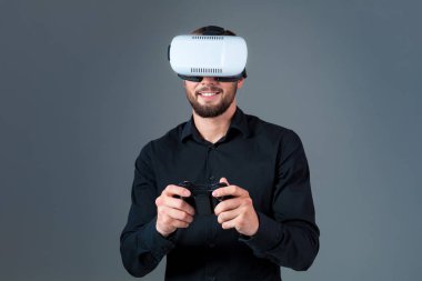 Vr kulaklık kullanarak ve gri arka plan üzerinde sanal gerçeklik karşılaşan duygusal delikanlı