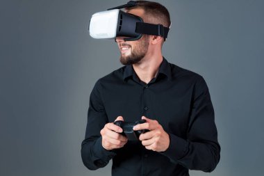 Vr kulaklık kullanarak ve gri arka plan üzerinde sanal gerçeklik karşılaşan duygusal delikanlı