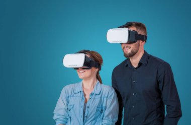 Genç çift Vr kulaklık gözlükle heyecanlı