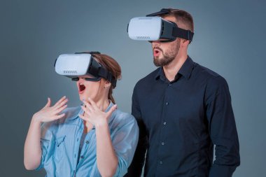 Genç adam ve kadın Vr gözlük ile eğlenmek heyecan