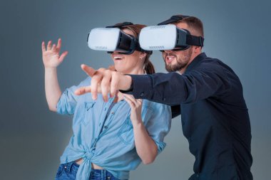 Genç adam ve kadın Vr gözlük ile eğlenmek heyecan