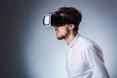 Genç bir adam bir Vr kulaklık kullanarak yan görünüm