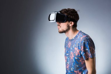 Genç bir adam bir Vr kulaklık kullanarak yan görünüm. Duygular