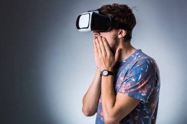 Genç bir adam bir Vr kulaklık kullanarak yan görünüm. Duygular