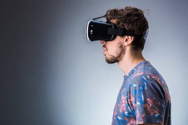 Genç bir adam bir Vr kulaklık kullanarak yan görünüm. Duygular