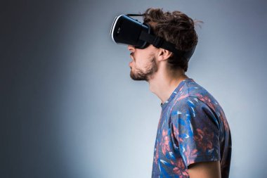 Genç bir adam bir Vr kulaklık kullanarak yan görünüm. Duygular