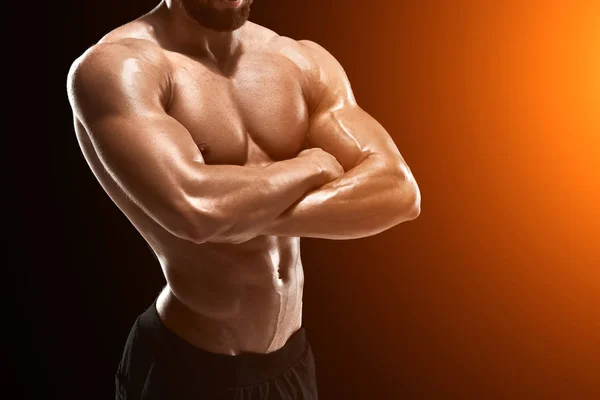 Muscular culturista chico haciendo posando —  Fotos de Stock