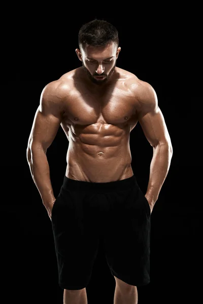 Muskulös bodybuilder killen gör poserar — Stockfoto