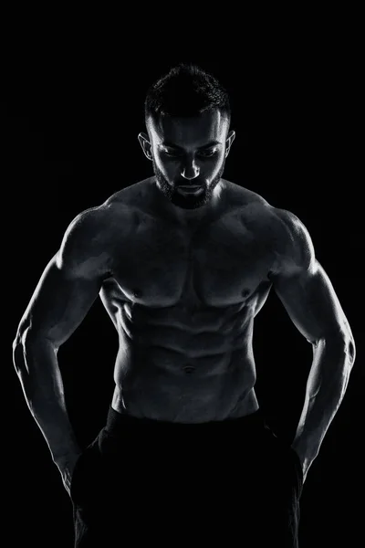 Uomo molto muscoloso in posa con busto nudo in studio — Foto Stock
